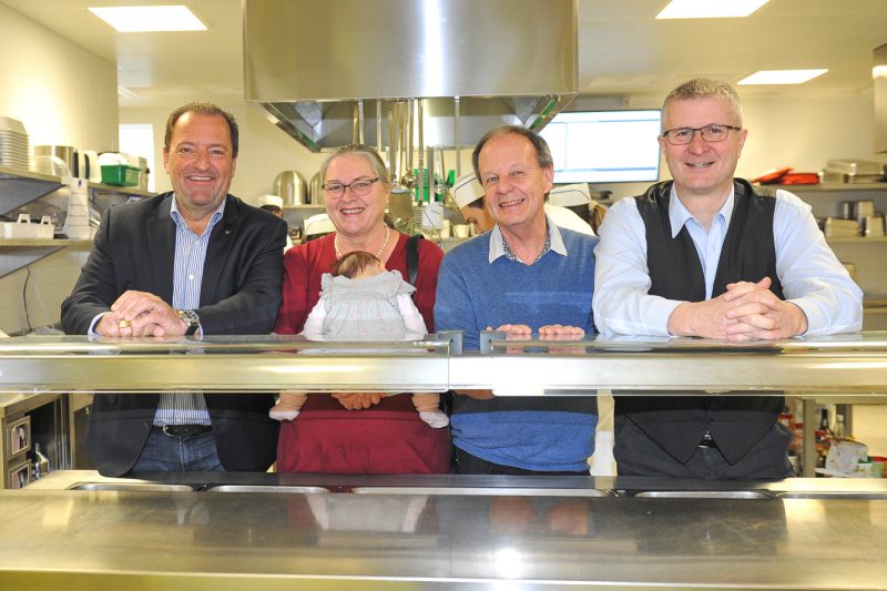 Une promesse de vente est sur le point d’être signée entre Pierre Gasser, promoteur du projet des Halles du Mujon, et la Fondation Petitmaître, représentée ici par Catherine Carp, secrétaire du conseil de fondation, Marc Berger, directeur, et Christian Weiler, président dudit conseil.