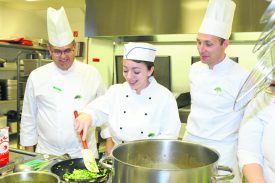 Esmeralda De Arcos, ou Madame Chocolat, est la plus jeune apprentie de la Cuisine du Parc. Mais sa détermination et sa passion font d’elle, une élève à haut potentiel, selon Eric Müller (à g.), responsable de la formation, et Stéphane Vernier, responsable du site.