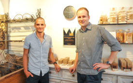 Grégory Wyss (à g.) et Séverin Gerber ont déjà accroché leur prix sur le mur de la boulangerie yverdonnois. © Carole Alkabes