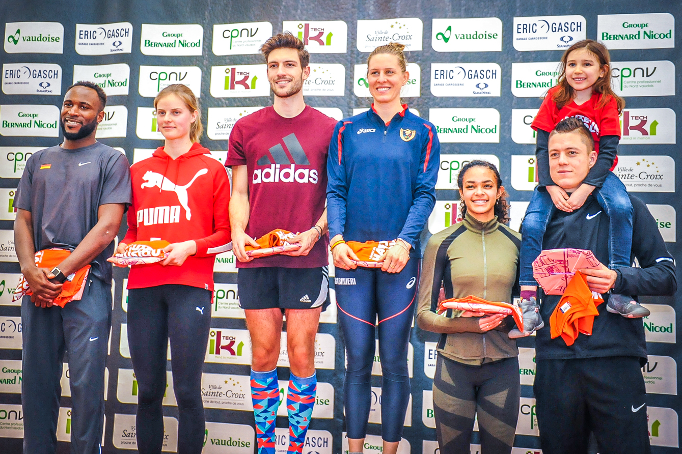 Les six médaillés ont revêtu leur survêtement avant de poser pour la photo du podium. Des têtes qu’on pourrait bien revoir l’an prochain. ©Carole Alkabes