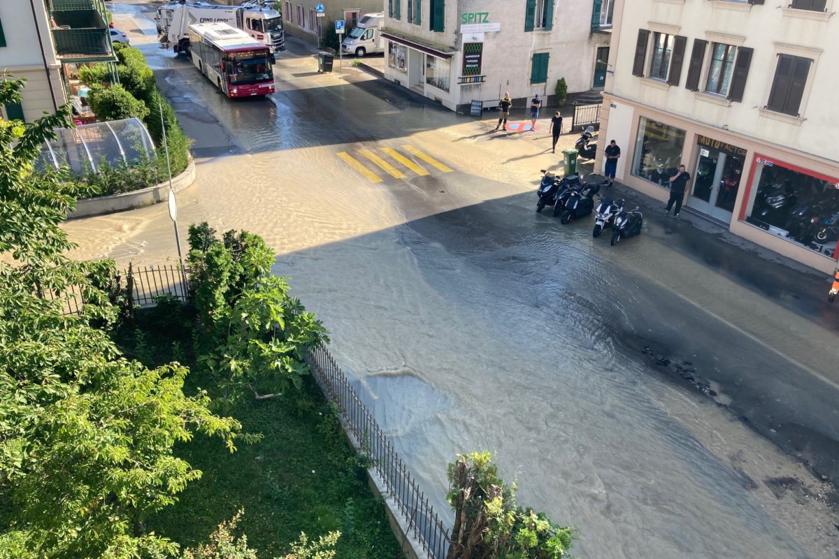 Une conduite éventre la chaussée