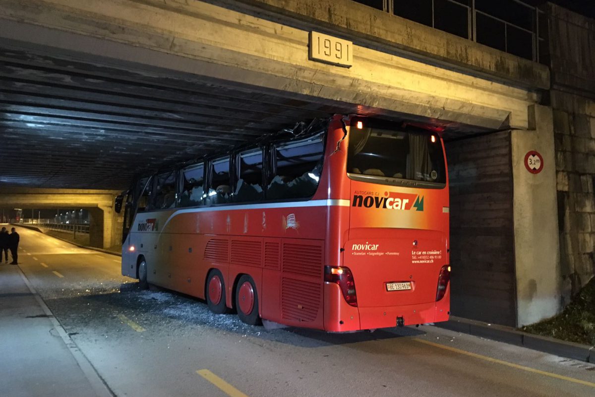 Le car du HC Moutier coincé sous un pont