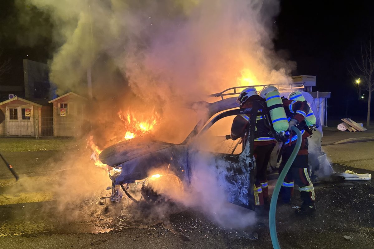 Voiture en feu sur la route cantonale