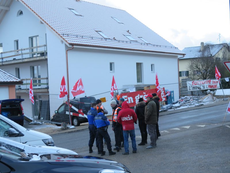 Ouvriers et syndicalistes ont manifesté hier matin devant un immeuble en construction à Treycovagnes.