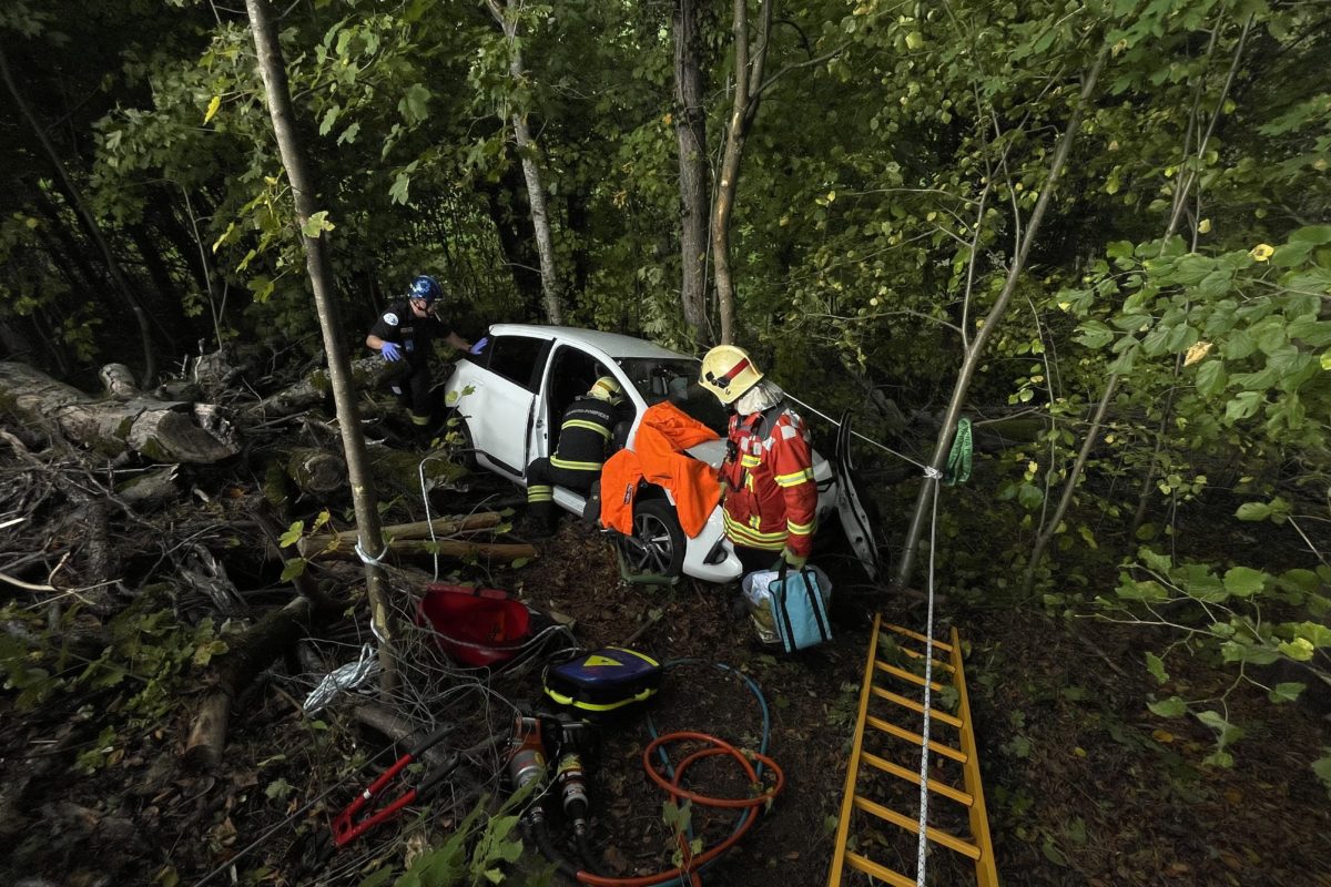 Une voiture avec deux occupants finit en bas du talus à Chamblon