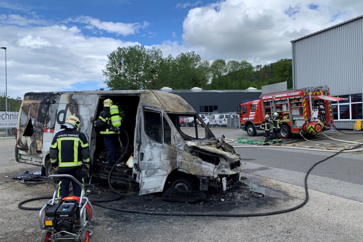 Une camionnette prend feu… devant la caserne