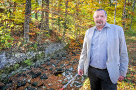 Pierre Rigoli pose devant la Jougnenaz, à la hauteur de l’Usine du Creux, entre Vallorbe et Ballaigues. La rivière est à sec... © Carole Alkabes