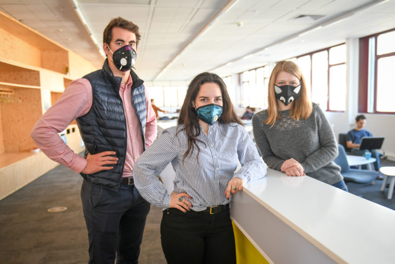 Quentin Rüeger, Carmen Grange et Gaëlle Rey-Bellet ont imaginé des masques antipollution au design étudié, pour le marché chinois. Quentin Schmidlin (absent sur la photo), complète le groupe de jeunes entrepreneurs.