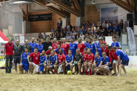 Les anciennes gloires de la Suisse et les actuelles du FC Vallée de Joux ont posé ensemble sur le sable du Sentier. © Stanley Schmid