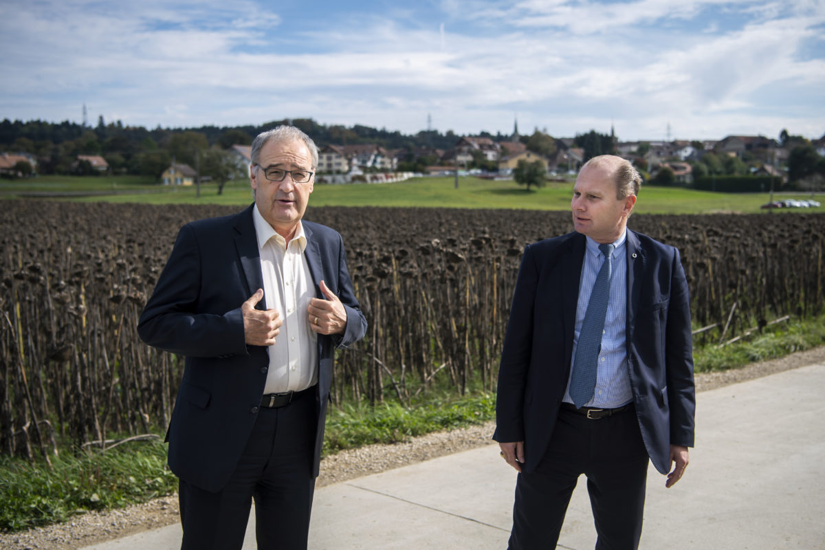 Guy Parmelin en visite à Assens pour le remaniement parcellaire