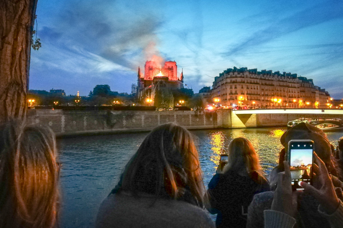 Sous les flammes de Notre-Dame, des chants et des larmes