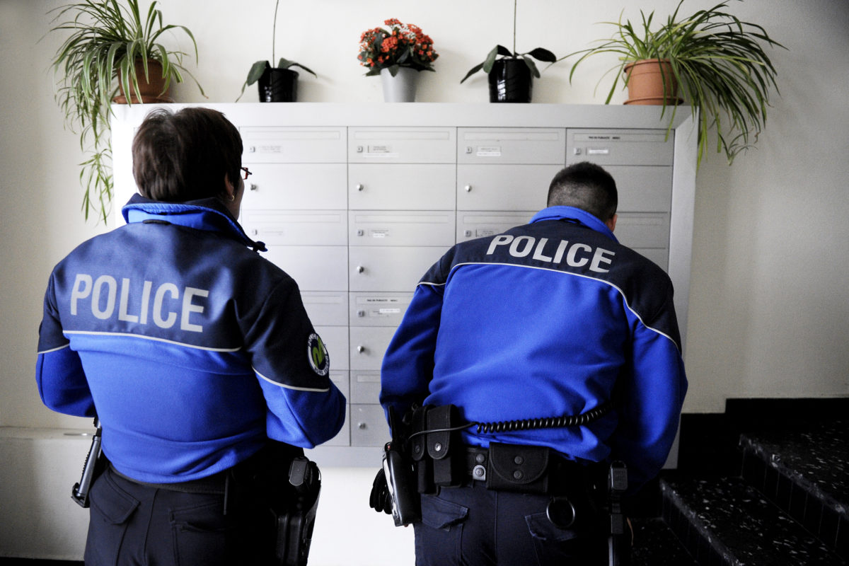 Les policiers resteront armés
