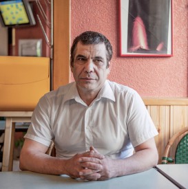 Fawzy Saber, gérant du café du coin. @Simon Gabioud