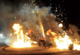 Un burn avec une moto, un cracheur de feu et quelques vésuves, et le spectacle est assuré. @Michel Duperrex