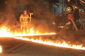 Un pompier traverse les flammes pour sauver la vierge enlevée par un démon. @Michel Duperrex