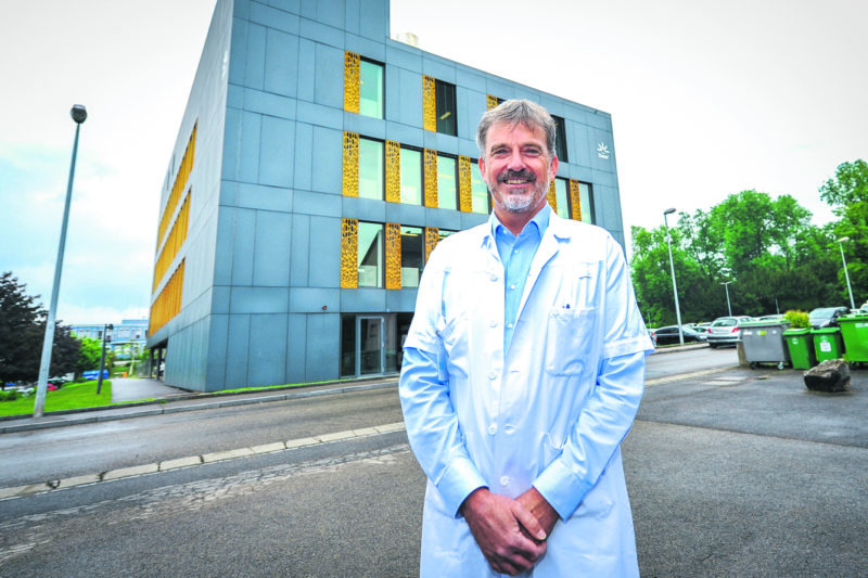 Pierre Hösli n’est plus le seul oncologue de l’Hôpital d’Yverdon-les-Bains. Son service vient de s’étoffer avec l’arrivée de  deux médecins en vue du déménagement dans le bâtiment du Lierre qui, à terme, devrait être consacré à 100% aux soins ambulatoires. Les bureaux de la direction quitteront le premier étage.