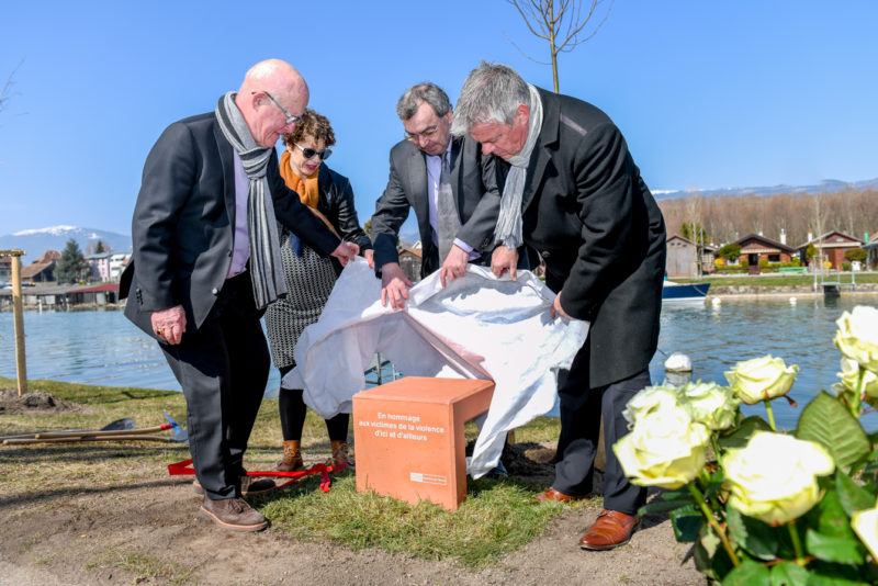 La Municipalité, représentée ici par Marc-André Burkhard, Carmen Tanner, Jean-Claude Ruchet et le syndic Jean-Daniel Carrard (de g. à dr.), a préféré un lieu neutre, serein et paisible, pour implanter un arbre et une stèle commémorative. ©Carole Alkabes