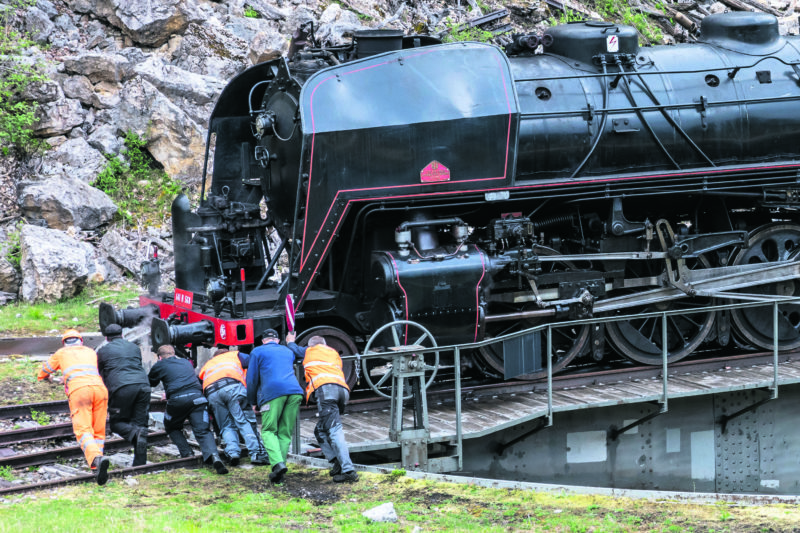 Pour vérifier que le monstre de fer ronronnait correctement, les mécaniciens ont effectué un test samedi. Mais encore fallait-il le touner dans le bon sens des rails... 