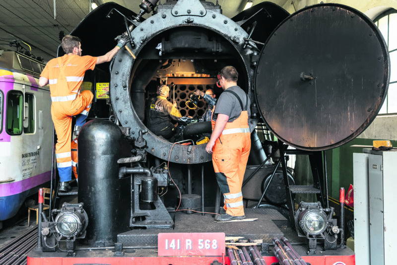 Les membres de l’association 141.R.568 ont passé plus de 300 heures à démonter et remonter les pièces de la chaudière de la locomotive à vapeur. © Stanley Schmid 