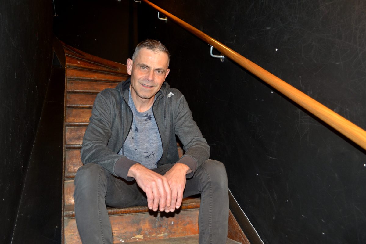 Un homme des bois sur les planches