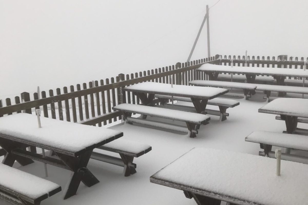 Cinq à dix centimètres de neige sur la terrasse du Suchet!